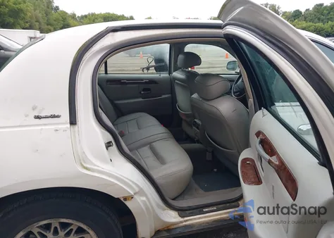 2001 Lincoln Town Car Signature from USA, damaged, VIN 1LNHM82W41Y689143